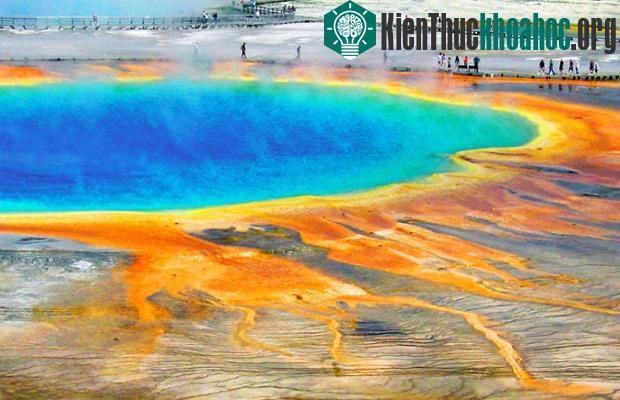 Hồ nước nóng Grand Prismatic Spring (Công viên Quốc gia Yellowstone, Hoa Kỳ)