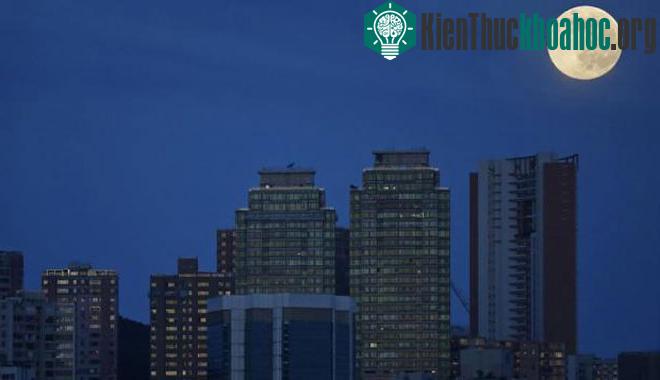 Siêu trăng lơ lửng trên trên các tòa nhà ở Hong Kong. (Ảnh: AP)