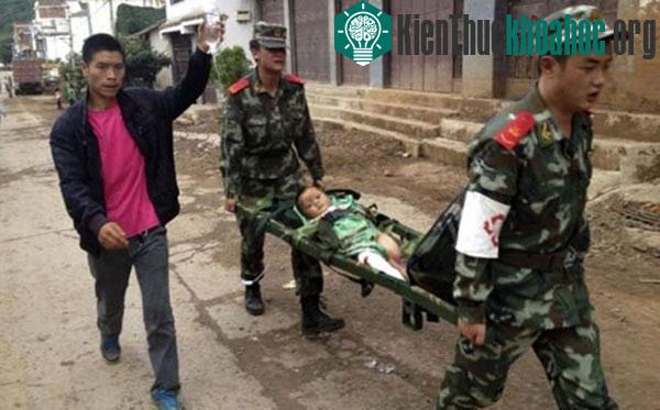 Đội cứu hộ đưa một em nhỏ bị thương đi cấp cứu sau trận động đất. Lực lượng cảnh sát, quân đội, cứu hỏa nhanh chóng có mặt tại hiện trường. Hàng nghìn chăn chiếu, lều bạt, nhu yếu phẩm được gửi đến...