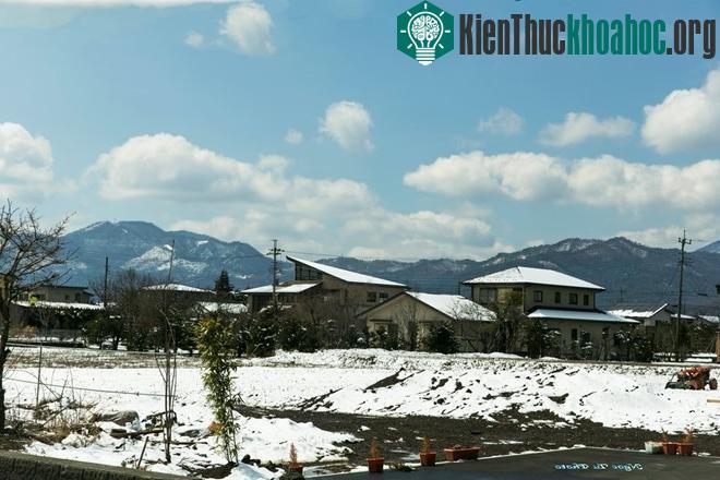 Rời Tokyo, trên đường lên phía bắc, chúng tôi ghé thăm làng cổ Oshino Hakkai, cách Tokyo chừng 100 km. Dù đã bước vào mùa xuân, thời tiết thất thường ở đây đã khiến tuyết rơi vào cuối tháng 3. Đó c...