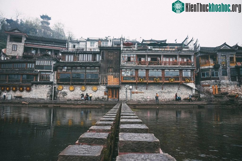 Người dân trong thành hiện nay vẫn cùng sinh hoạt trên dòng sông Đà Giang. Họ thường ra bờ sông để tắm táp, giặt giũ, rửa rau, hoa quả trước khi mang ra các khu phố cổ bán dù trong nhà có phòng tắm...