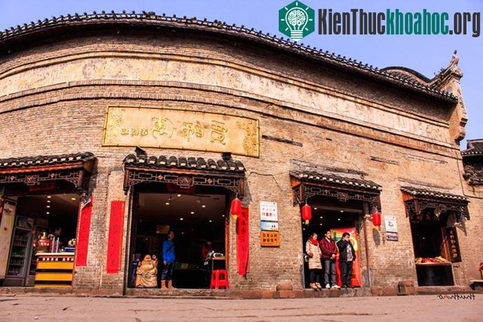 Tham quan cuộc sống bình dị của người dân tộc Miêu, len lỏi từng góc phố, ngắm nhìn đường nét cổ xưa