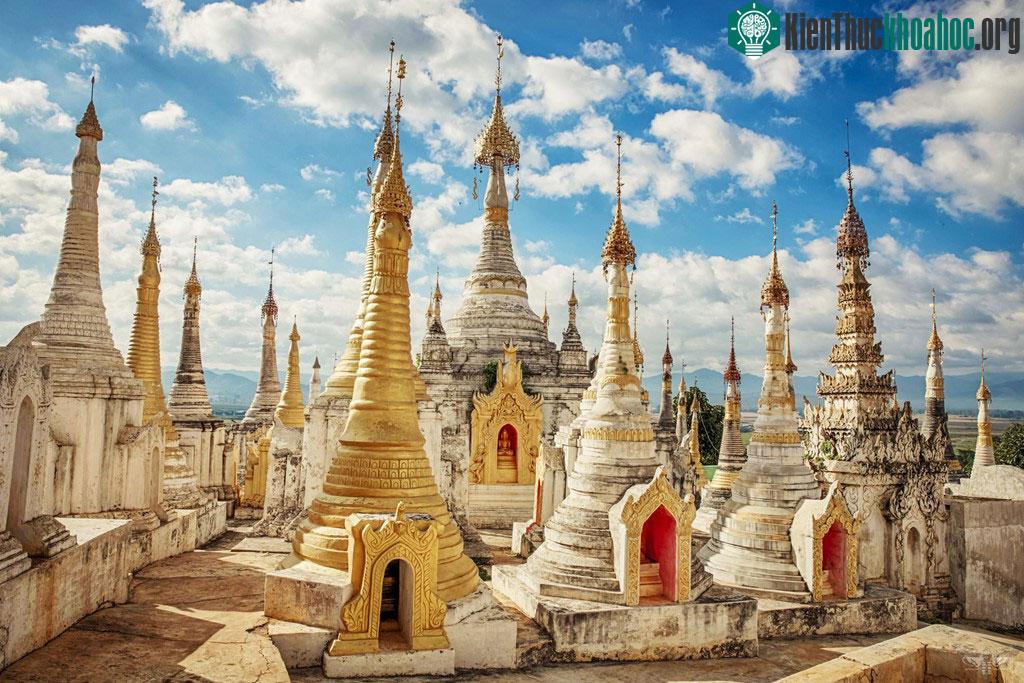 Cụm chùa Shwe Indein ở làng Indein, phía tây hồ Inle.