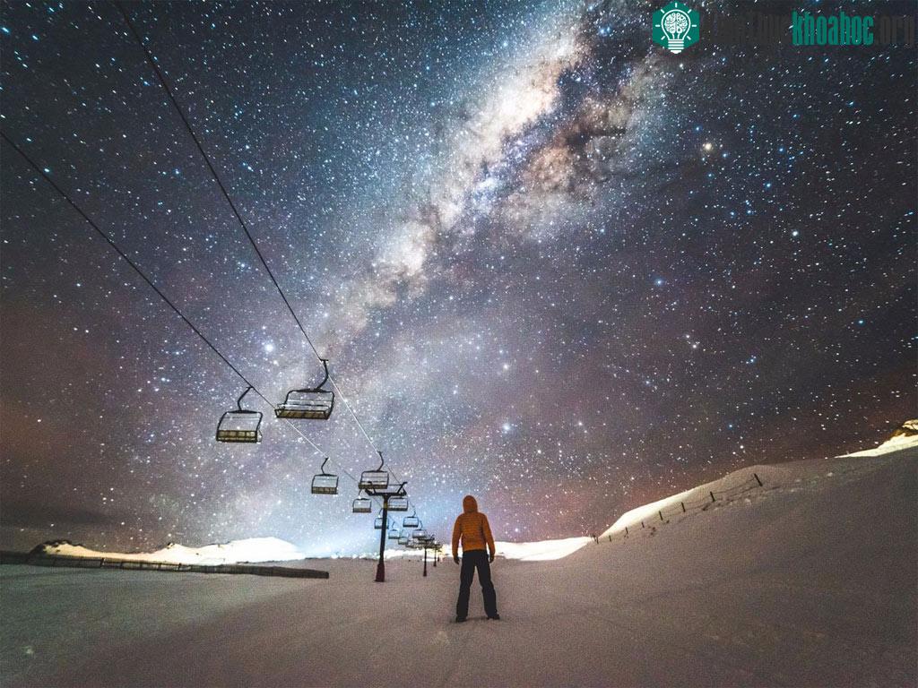 Ở New Zealand, bầu trời trong vắt mênh mông đẹp nhất có lẽ là vào buổi tối. Vì thế mà tôi đã quyết định lái xe đến khu nghỉ dưỡng Cardrona - mất khoảng 30 phút lái xe từ Wanaka để mong được tận mắt...