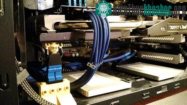 Sử dụng đồ chơi của con để làm giá đỡ card đồ họa