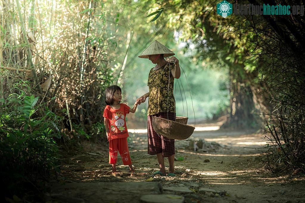 Mẹ đi chợ về, luôn có chiếc kẹo cho em...