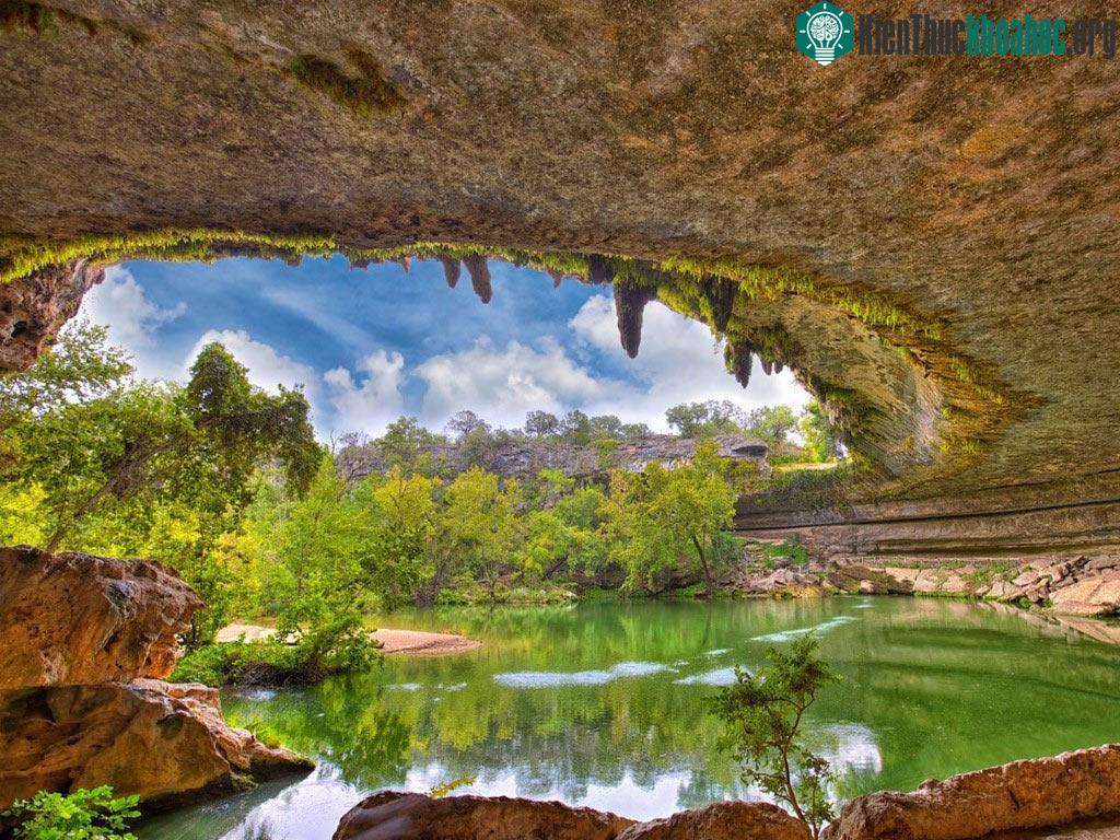 Khu bảo tồn tự nhiên hồ Hamilton (Dripping Springs, Texas) có một hồ nước màu xanh ngọc, lấy nguồn từ những thác nước phía trên. Với vách đá vôi và các thạch nhũ, cùng cây xanh tỏa bóng, nơi đây tr...