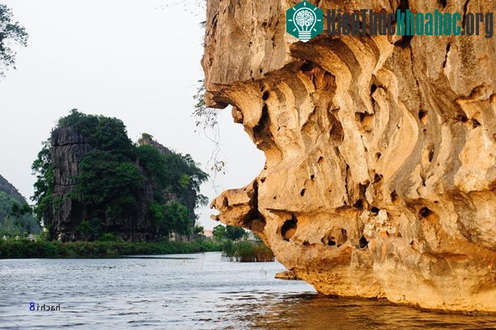 Những khối núi đá vôi bị phong hóa và bào mòn tạo thành nhiều hình thù độc đáo, luôn đem đến cảm giác thích thú cho du khách.