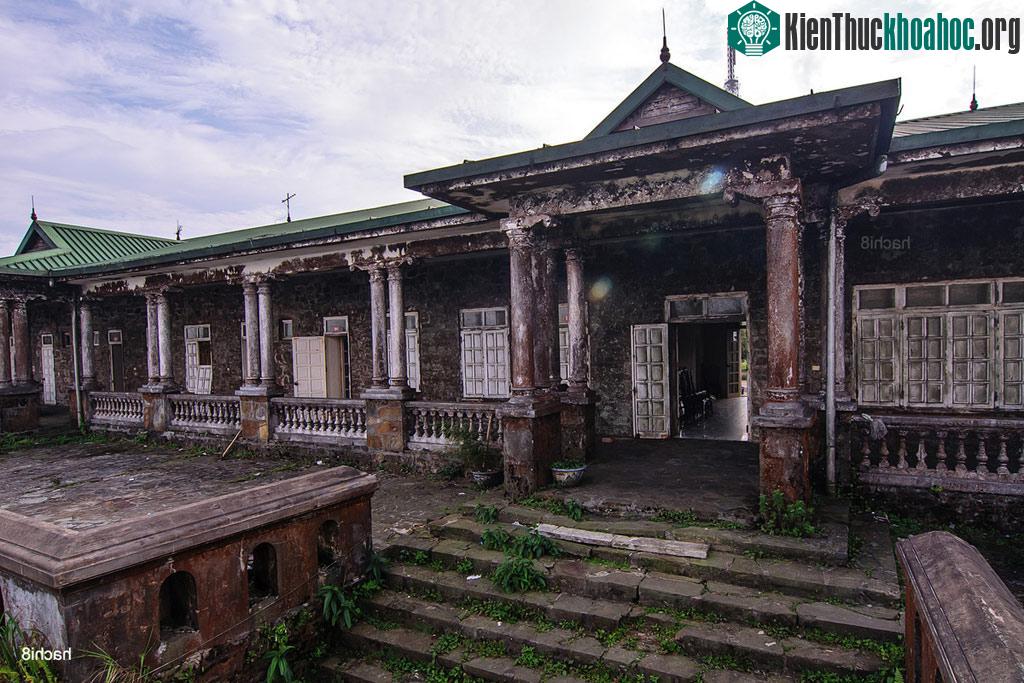 Một số công trình, kiến trúc hiện chỉ còn sót lại nền đất, tường cũ, một số khác cỏ mọc xung quanh, rêu bám đầy.