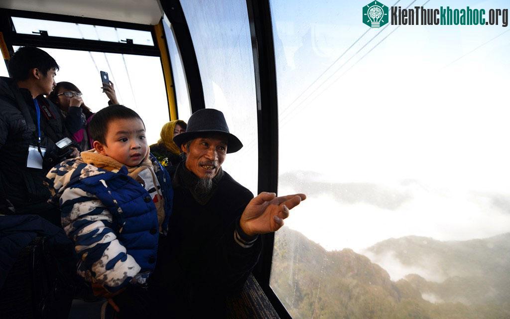 Ông Hà Văn Khuyên (70 tuổi) và cháu ngoại Lê Trọng Hà (3 tuổi, sống tại phố Tuệ Tĩnh, thị trấn Sa Pa) là hai trong số những người đầu tiên lên "nóc nhà Đông Dương" bằng cáp treo. Ông Khuy...