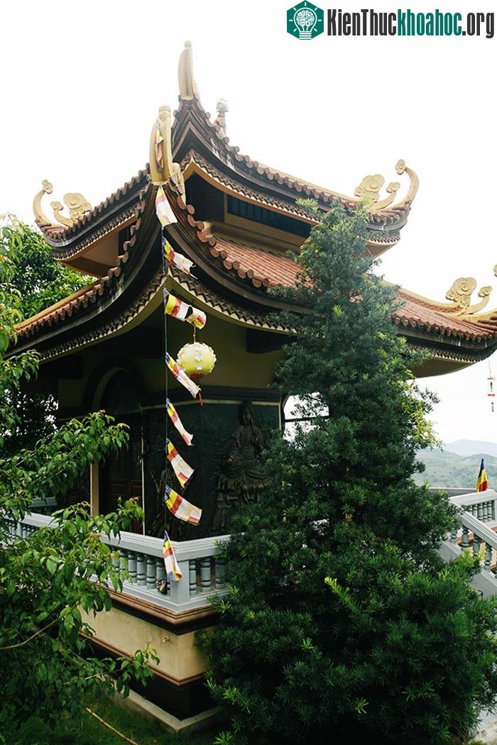 Bên phải chính điện là Lầu Trống. Thân trống làm bằng một khối gỗ mít rừng Gia Lai có đường kính 1,3 m, dài 2 m. Bên trái là Lầu Chuông. Quả chuông có cân nặng là 2 tấn được đúc từ một làng nghề tr...