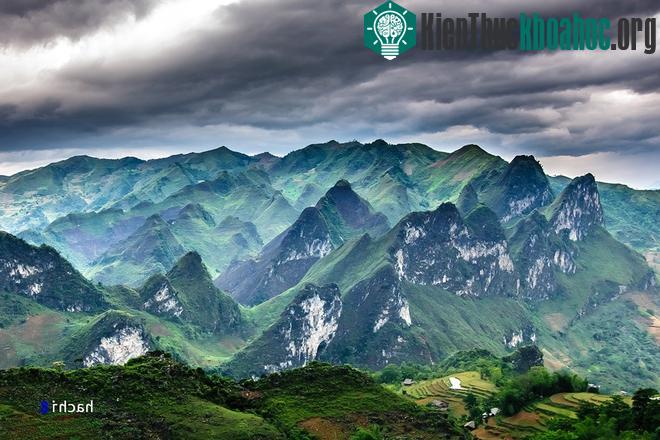 Khu vực Ngam La - Lũng Hồ - Du Già với đa dạng địa hình, cảnh quan hùng vĩ với cả ruộng bậc thang và núi đá. Rừng đá rất phổ biến ở Lũng Hồ và càng về phía Khu bảo tồn thiên nhiên Du Già, chúng càn...