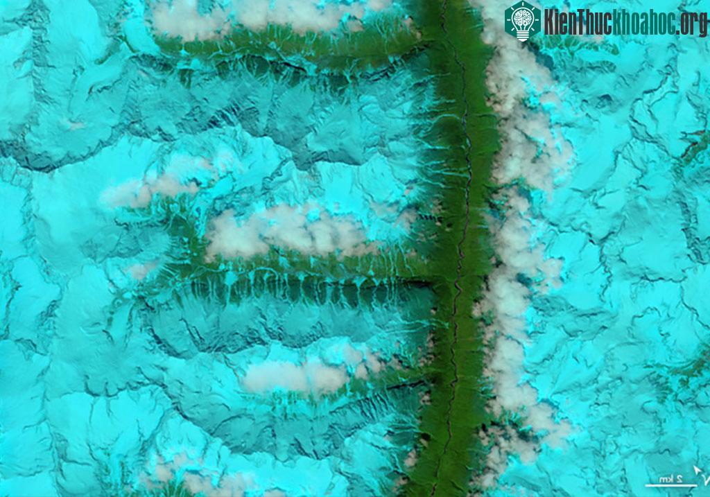 Thiết bị OLI trên Landsat 8 thêm một lần nữa chụp lại được bức hình chữ F tại một thung lũng và dãy núi được bao phủ hoàn toàn bởi tuyết trắng ở phía Đông Nam Tây Tạng.