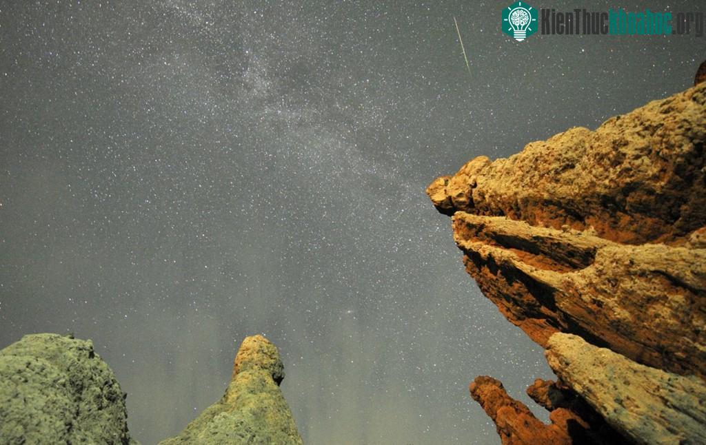 Một sao băng vụt qua bầu trời trên làng Kuklici, Macedonia.