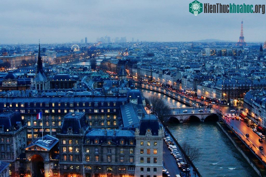 Màn đêm buông xuống thành phố Paris, Pháp.