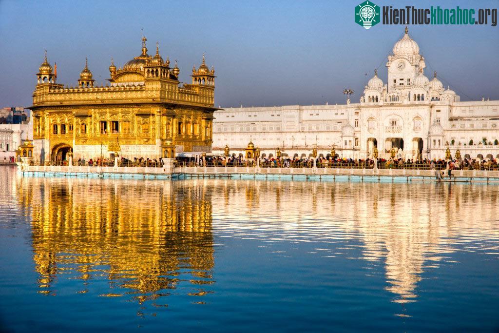 Punjab, Ấn Độ: Hầu hết những món ăn nổi tiếng của Ấn Độ đều xuất phát từ vùng này, như gà tandoori, tikka masala, hay samosas. Ngoài ra, du khách còn được khám phá lịch sử thú vị của đạo Sikh và đạ...