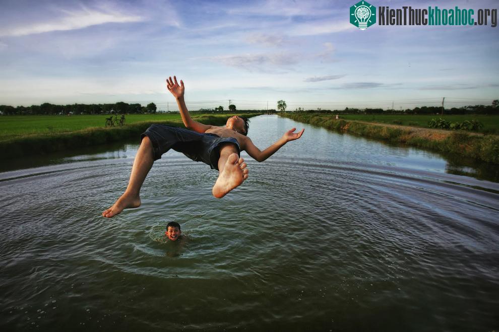 Tác phẩm thứ hai lọt vào vòng chung kết của giải ảnh Smithsonian Annual Photo Contest trên là của tác giả Viet Phuong Tran. Nhiếp ảnh gia này gây ấn tượng với tác phẩm chụp hai cậu bé nhảy xuống sô...