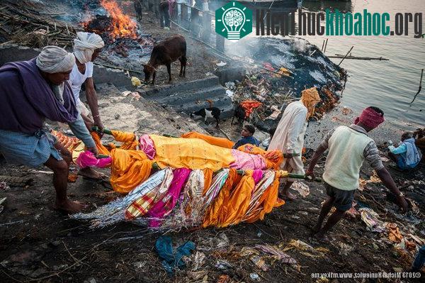 Khiêng xác ra giàn thiêu ở Manikarnika Ghat, Varanasi, Ấn Độ. (Ảnh: Fair Use).