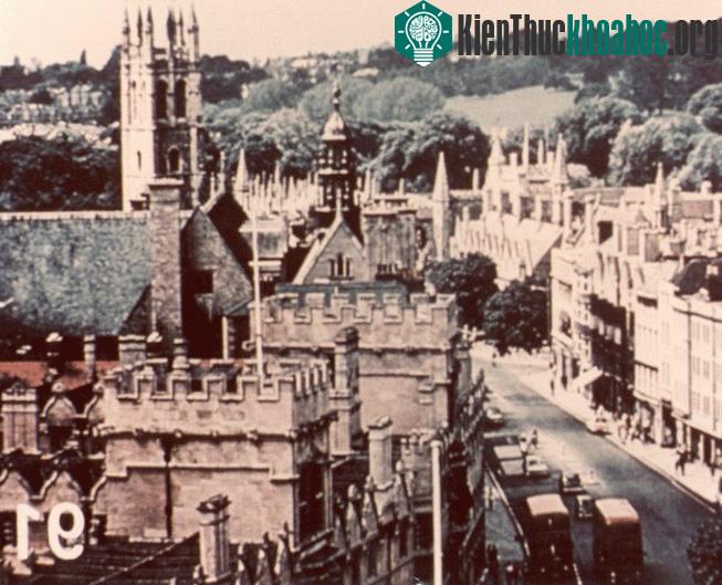 Thành phố Oxford. Trong đĩa có ảnh của các thành phố lớn như Oxford, Boston, Sydney, Taj Mahal, ảnh toà nhà Liên Hợp Quốc chụp vào ban ngày và ban đêm, đường phố Pakistan, đường phố Ấn Độ. (Ảnh: NA...