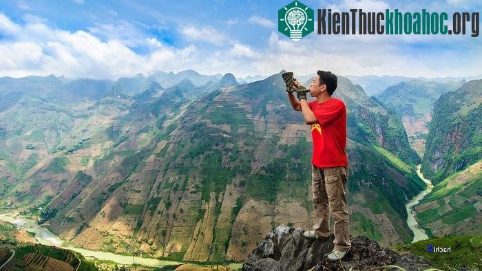 Gọi bình minh lên cho Mã Pì Lèng- (Ảnh: Hòa Ngô Huy)
