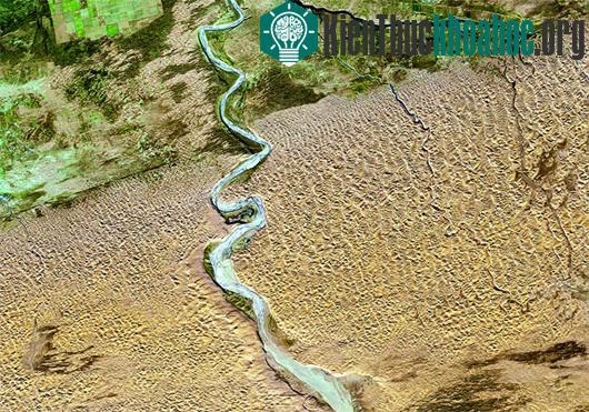 Sa mạc Ordos, Trung Quốc: Sa mạc Ordos bao gồm thảo nguyên và sa mạc trên một diện tích 90 ngàn km vuông. Đất đai nơi đây rất khô cằn vì không có sông Hoàng Hà chảy qua.