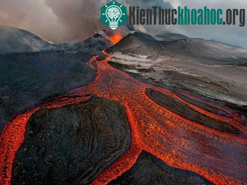 Plosky Tolbachik, một ngọn núi lửa ở miền trung nước Nga, phun trào dữ dội sau 36 năm ngưng hoạt động.