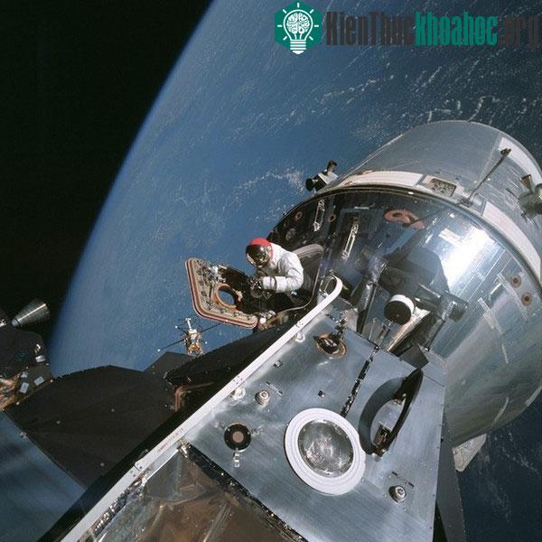 Phi hành gia của Apollo 9 ra khỏi khoang điều khiển