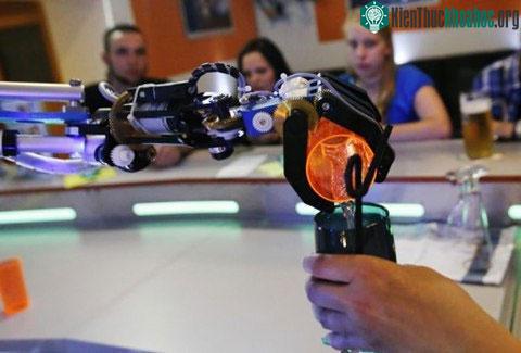 9 chỗ ngồi ở quầy bar có thể theo dõi tốt nhất hành động của những robot, mọi người đến đây đều cảm thấy thích thú vì họ vừa được thưởng thức đồ uống ngon, lại được xem robot hà...