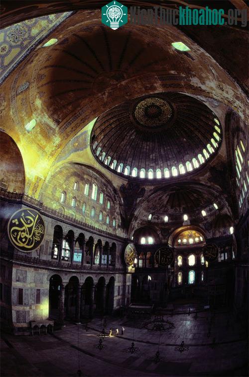 Khung cảnh bên trong Vương cung Thánh đường Hagia Sophia, Thổ Nhĩ Kỳ, tháng 12/1983.&nbsp;(Ảnh: James L. Stanfield)