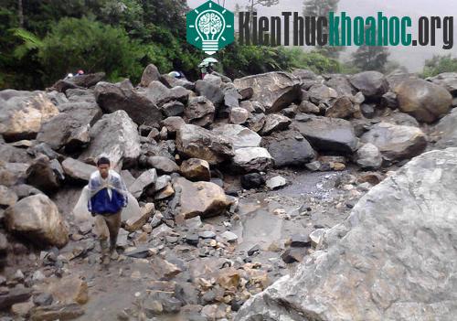 Đất đá phủ kín đường khiến&nbsp;giao thông&nbsp;tê liệt.