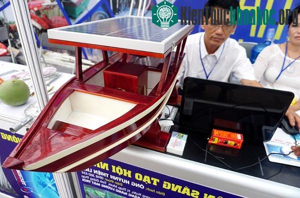 Nông dân "trình diễn" sản phẩm tại chợ khoa học