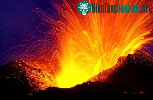 Các tia nham thạch sáng nóng bắn tung như pháo hoa tạo nên một cảnh tượng ngoạn mục qua ống kính của Holm.