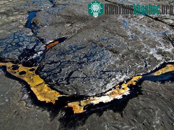 Chiêm ngưỡng cảnh tượng siêu thực ở hồ hắc ín lớn nhất thế giới