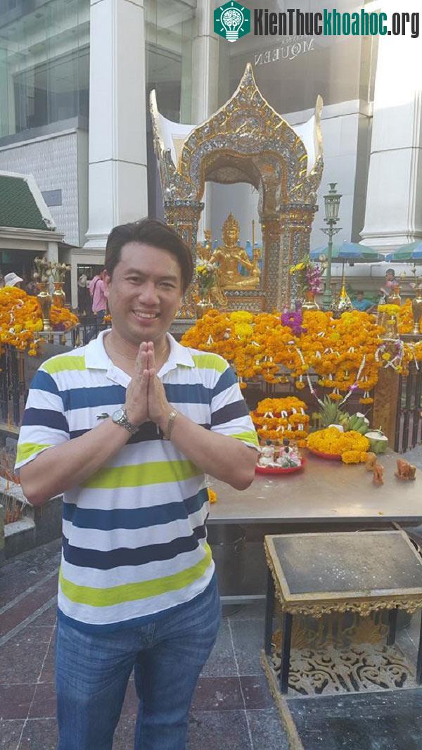 Du khách đến cầu nguyện và chụp ảnh lưu niệm ở đây rất đông