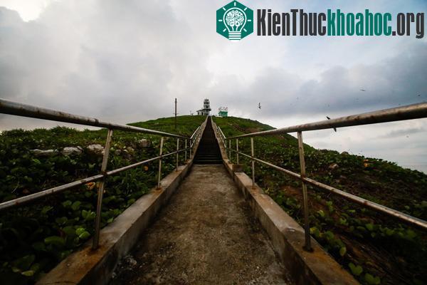 Đảo đá khổng lồ độc nhất vô nhị trên Biển Đông