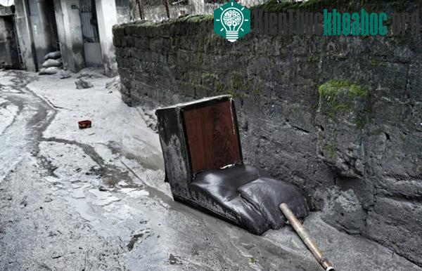 Vật dụng trôi nổi khắp các con đường.
