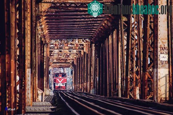 Dấu thời gian trên cầu Long Biên