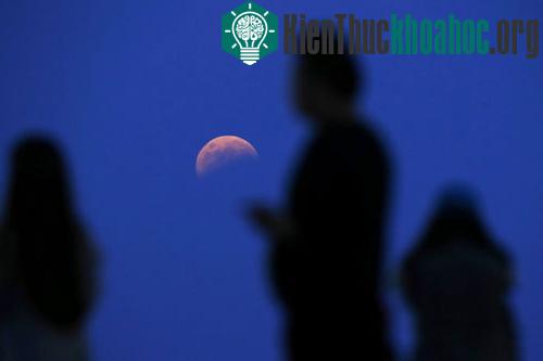 Người dân miền đông Trung Quốc cùng nhau ngắm nguyệt thực
