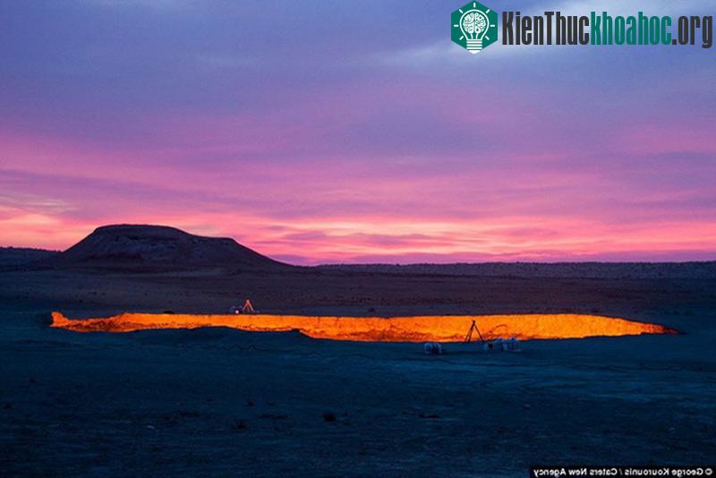 Thám hiểm “cổng địa ngục” cháy rừng rực ở Turkmenistan