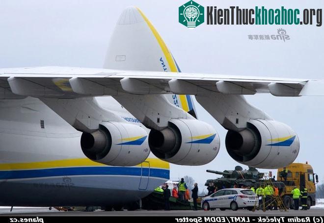 Trong ảnh là chuyến bay mới nhất của An-225 hôm 26/1, chở 4 xe tăng chiến đấu chủ lực T-72A từ sân bay Ostrava của Cộng hòa Séc đi Nigeria. (Ảnh: Sina)