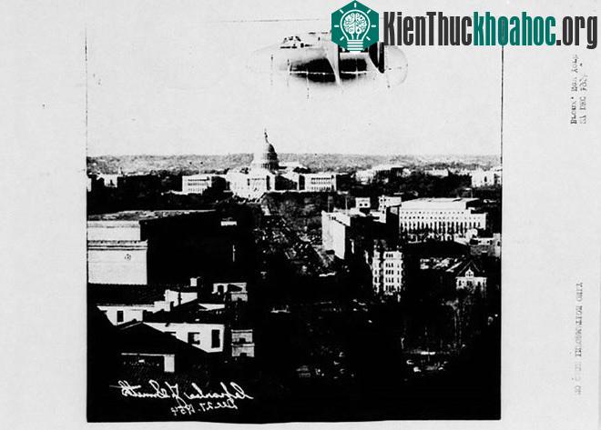 Vật thể giống một tàu ngầm đang bay phía trên quận Bronx, thành phố New York vào ngày 27/12/1954.