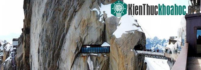 Nhiều du khách thừa nhận họ không dám nhìn xuống vực đá sâu gần 3.000m ở phía dưới đoạn cầu Aiguille du Midi, Pháp, nhưng họ vẫn muốn trải nghiệm cảm giác cheo leo khi ở trên cầu. Giới chức cho biế...