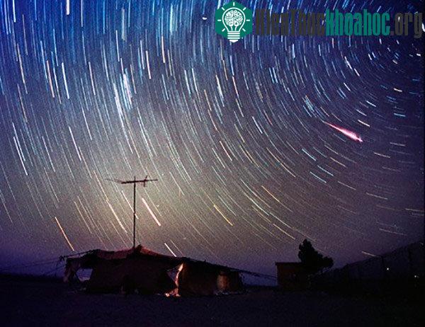 Hình ảnh ghi lại trận mưa sao băng ở Bedouin, Jordan năm 2004.