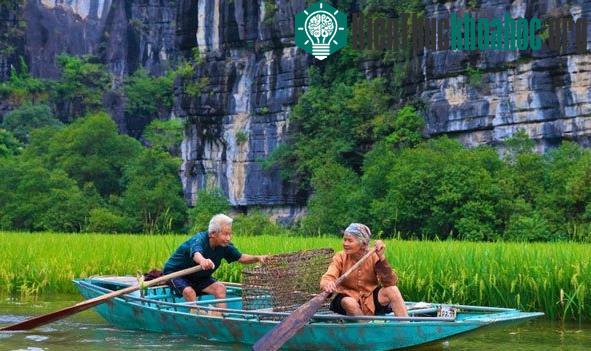 Tác phẩm "Đò chở thời gian" của Nguyễn Hoàng Thanh chụp một cặp vợ chồng già sống với nhau hơn 40 năm nhưng không có con tại Tam Cốc Bích Động (Theo chia sẻ của tác giả). Con thuyền chở n...