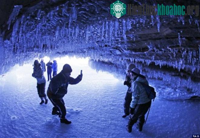 Bất chấp thời tiết lạnh giá, hàng nghìn người vẫn khám phá động băng và chụp ảnh lưu niệm. (Ảnh: AP)