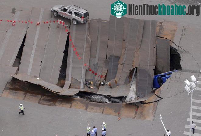 Cảnh sát đang kiểm tra một đoạn đường bị sụt lún ở thành phố Hợp Phì, tỉnh An Huy tháng 8/2009. Báo chí địa phương cho hay, một chiếc taxi và vài xe máy đã rơi xuống hố này.