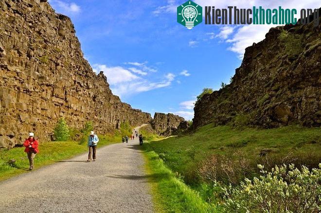 Reykjanes là nơi hiếm hoi trên thế giới du khách có thể đi lại và ngắm nhìn vẻ đẹp của tạo hóa hình thành nên sống núi giữa Đại Tây Dương. Đây còn là địa điểm đặc biệt thu hút các nhà địa chất học ...