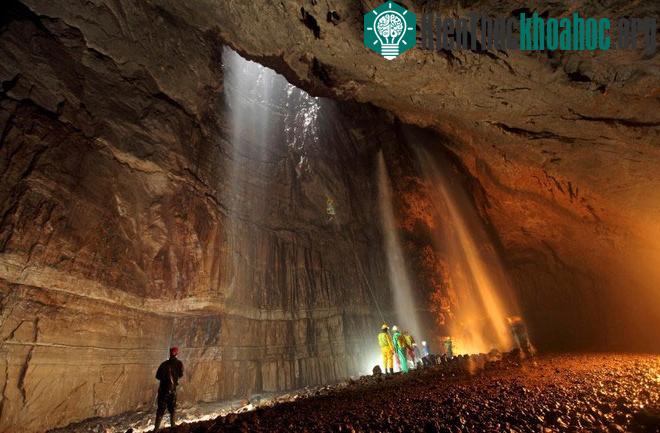 Gaping Gill thuộc Vườn Quốc gia Yorkshire Dales, nằm ở phía bắc Yorkshire, là hang động lớn nhất nước Anh. Bạn phải trượt xuống khoảng 110m từ miệng hang mới đến đáy và bắt đầu hành trình thám hiểm...