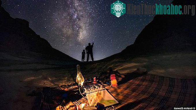 Bức ảnh "Người thám hiểm nhỏ" của nhiếp ảnh gia Ibrahim Elawadi chụp tại khu vực sa mạc gần Fayoum, cách phím nam Cairo 100km.&nbsp;(Ảnh: Daily Mail)
