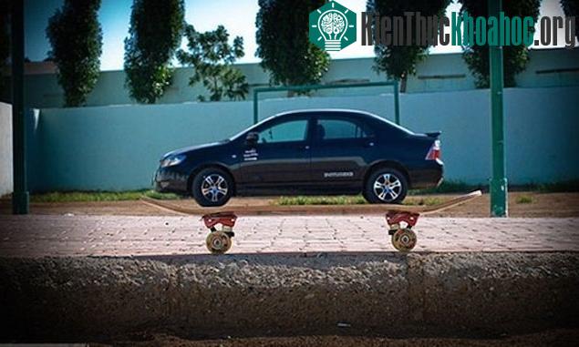Ván trượt chở ô tô đi dạo phố.